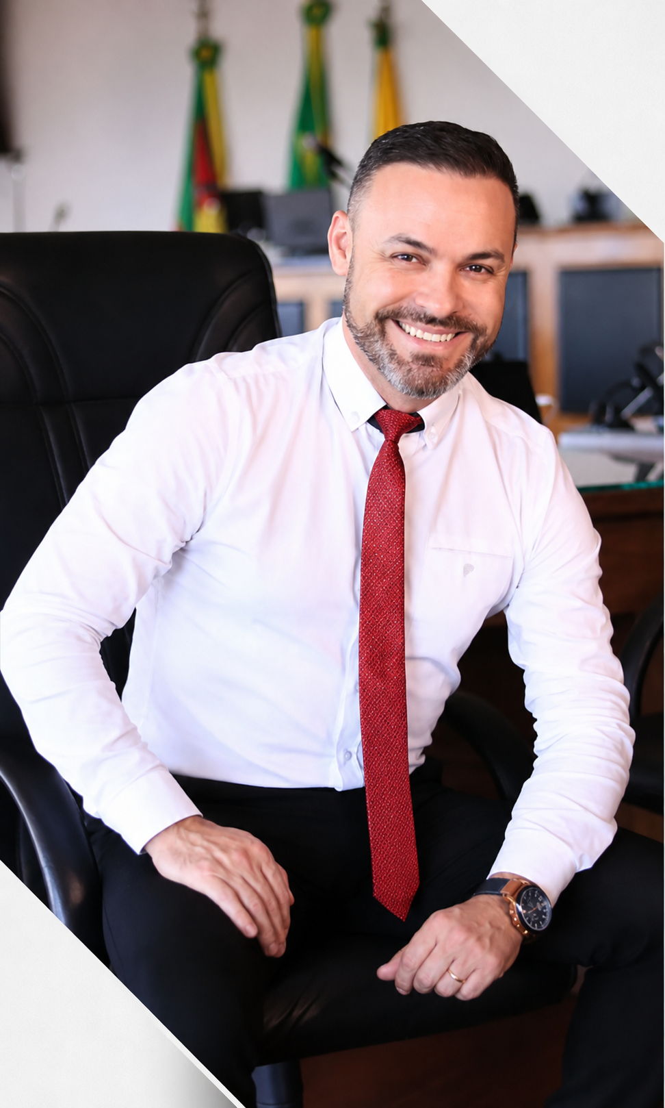 Alex Medeiros, advogado do escritório, atendendo em seu escritório em Guaíba